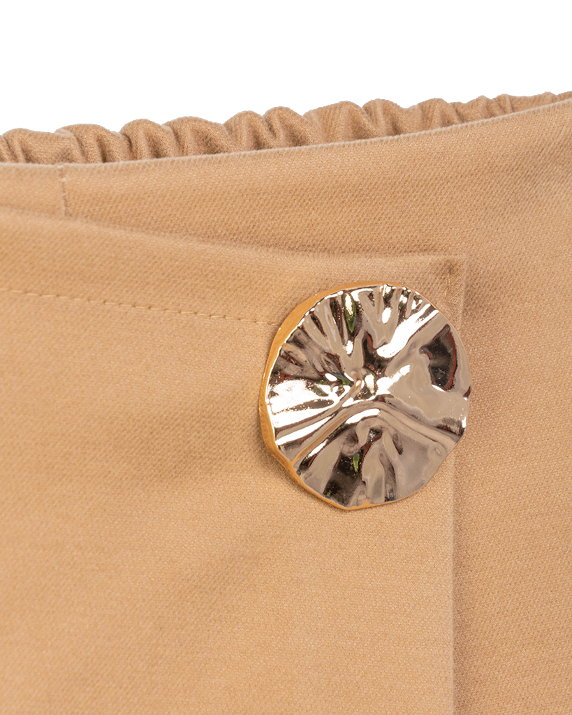 Short mit goldenem Knopf Short mit goldenem Knopf