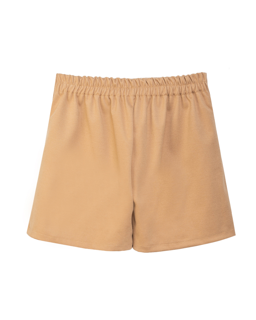 Short mit goldenem Knopf