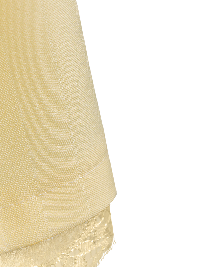 Skort mit asymmetrischem Saum und Spitzenbesatz Skort mit asymmetrischem Saum und Spitzenbesatz