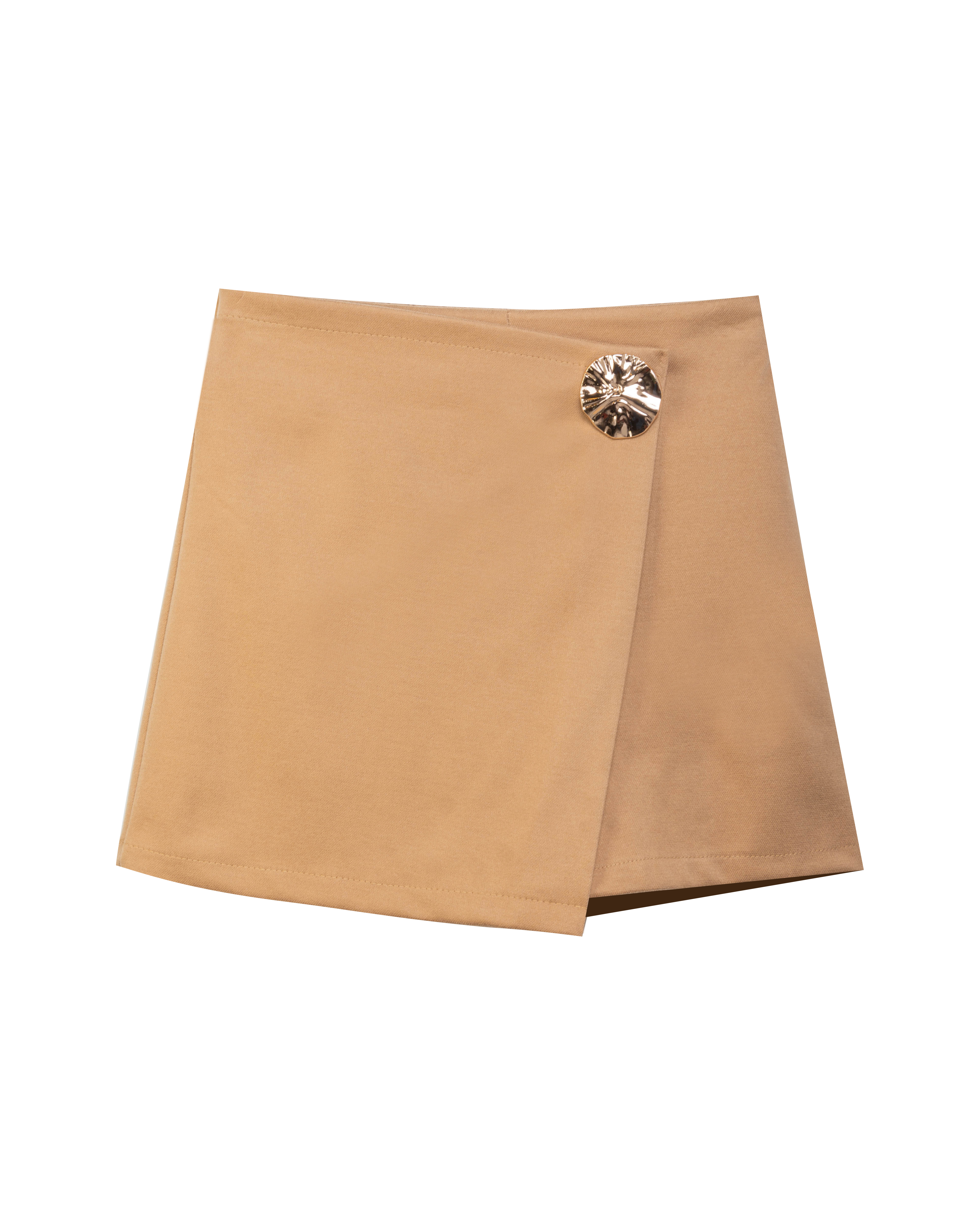 Short mit goldenem Knopf