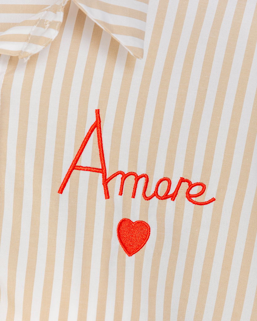 Gestreifte Hemdbluse mit „Amore“ und Herz-Stickerei