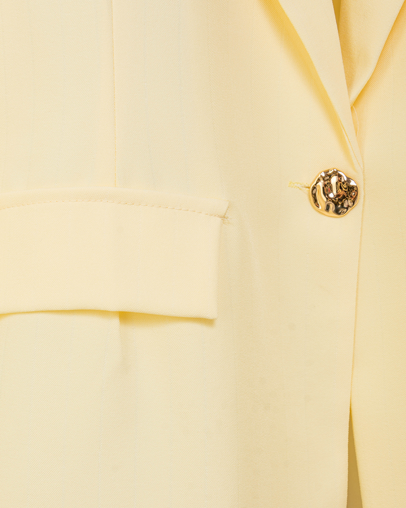 Oversize-Blazer mit Spitzenbesatz und Goldknopf Oversize-Blazer mit Spitzenbesatz und Goldknopf