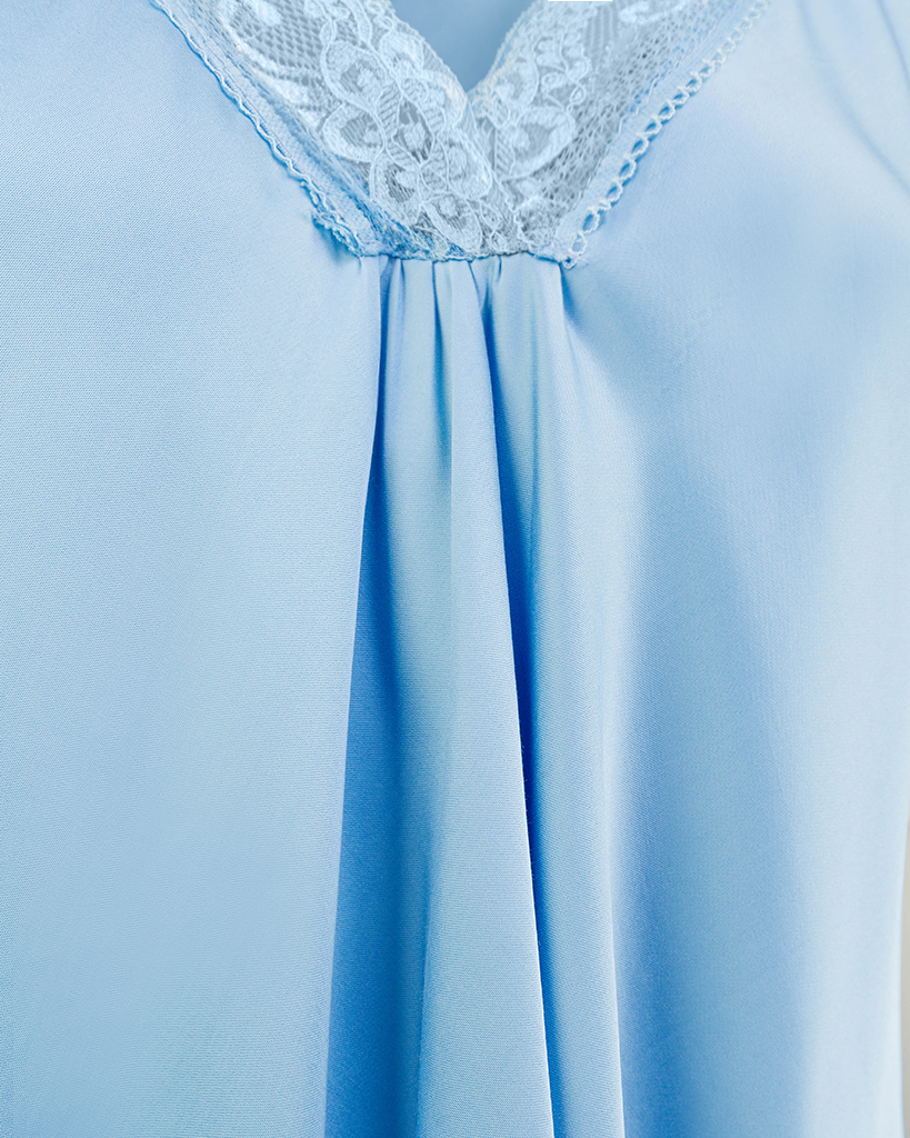 Satin Top mit Spitze am Ausschnitt