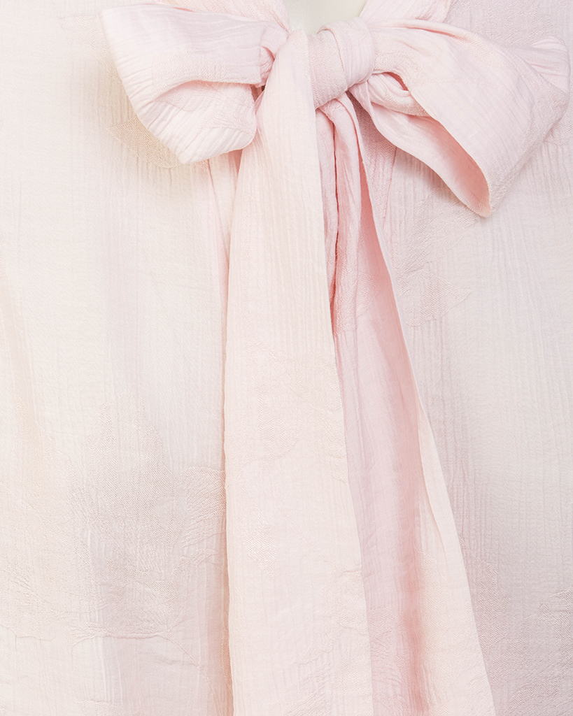 Leicht Oversize Bluse mit Schleife & Volant-Manschetten – Modern & Feminin Leicht Oversize Bluse mit Schleife & Volant-Manschetten – Modern & Feminin